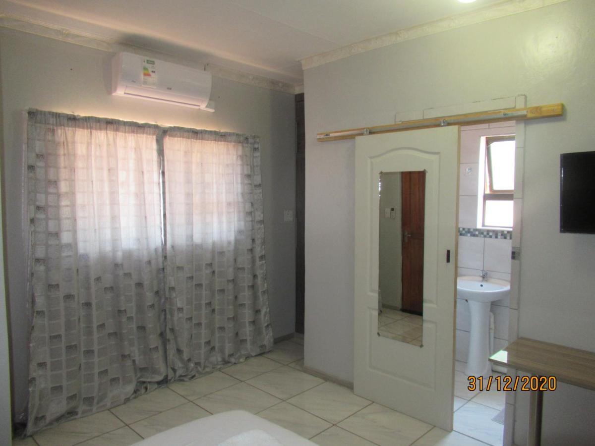 Pab-Love Guest House Куруман Екстериор снимка