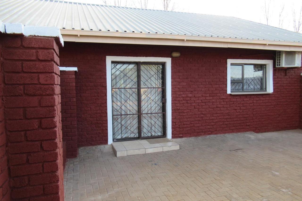 Pab-Love Guest House Куруман Екстериор снимка