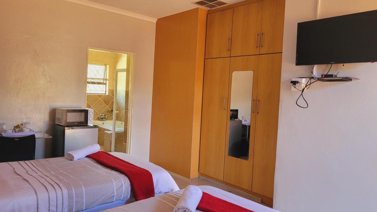 Pab-Love Guest House Куруман Екстериор снимка