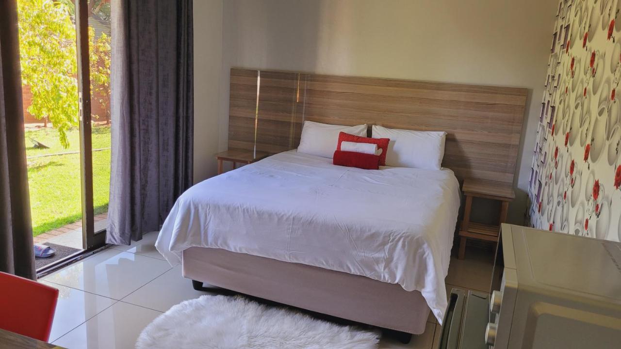 Pab-Love Guest House Куруман Екстериор снимка