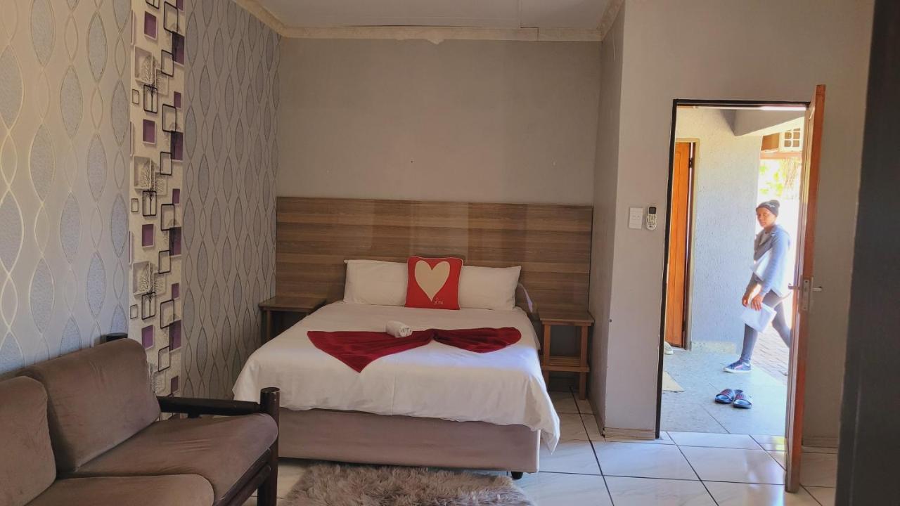 Pab-Love Guest House Куруман Екстериор снимка