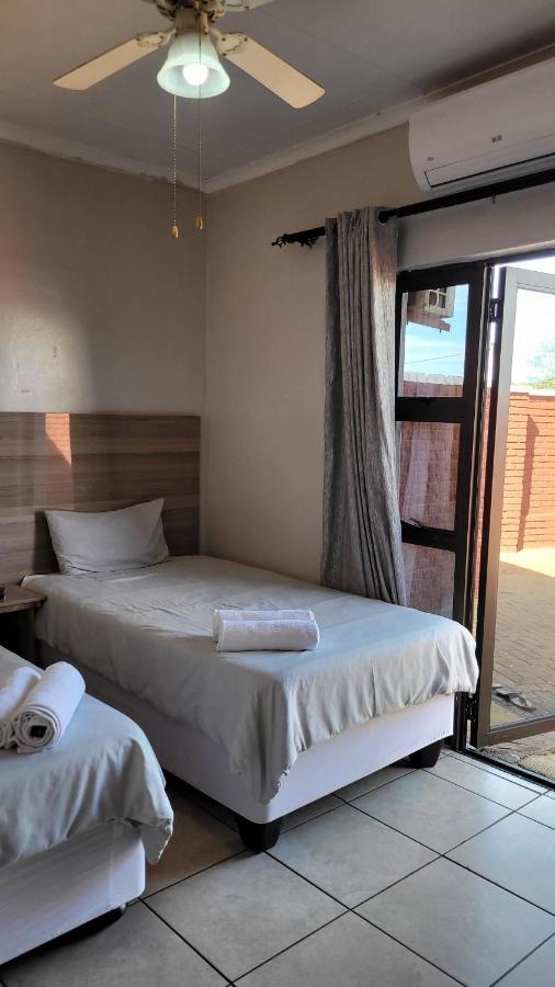 Pab-Love Guest House Куруман Екстериор снимка
